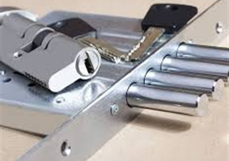 Cerradura de seguridad instalada en una puerta